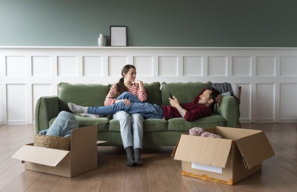 jeune-couple-emmenageant-dans-une-nouvelle-maison (2) jeune-couple-emmenageant-dans-une-nouvelle-maison (2)