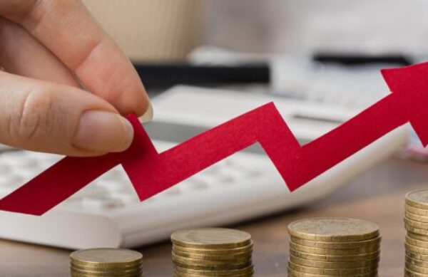 hand-holding-growth-arrow-with-coins-900x313 hand-holding-growth-arrow-with-coins-900x313